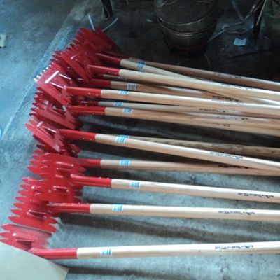 DIY-dakprojecten makkelijk gemaakt met een aangepaste dakspade en een lange houten handgreep